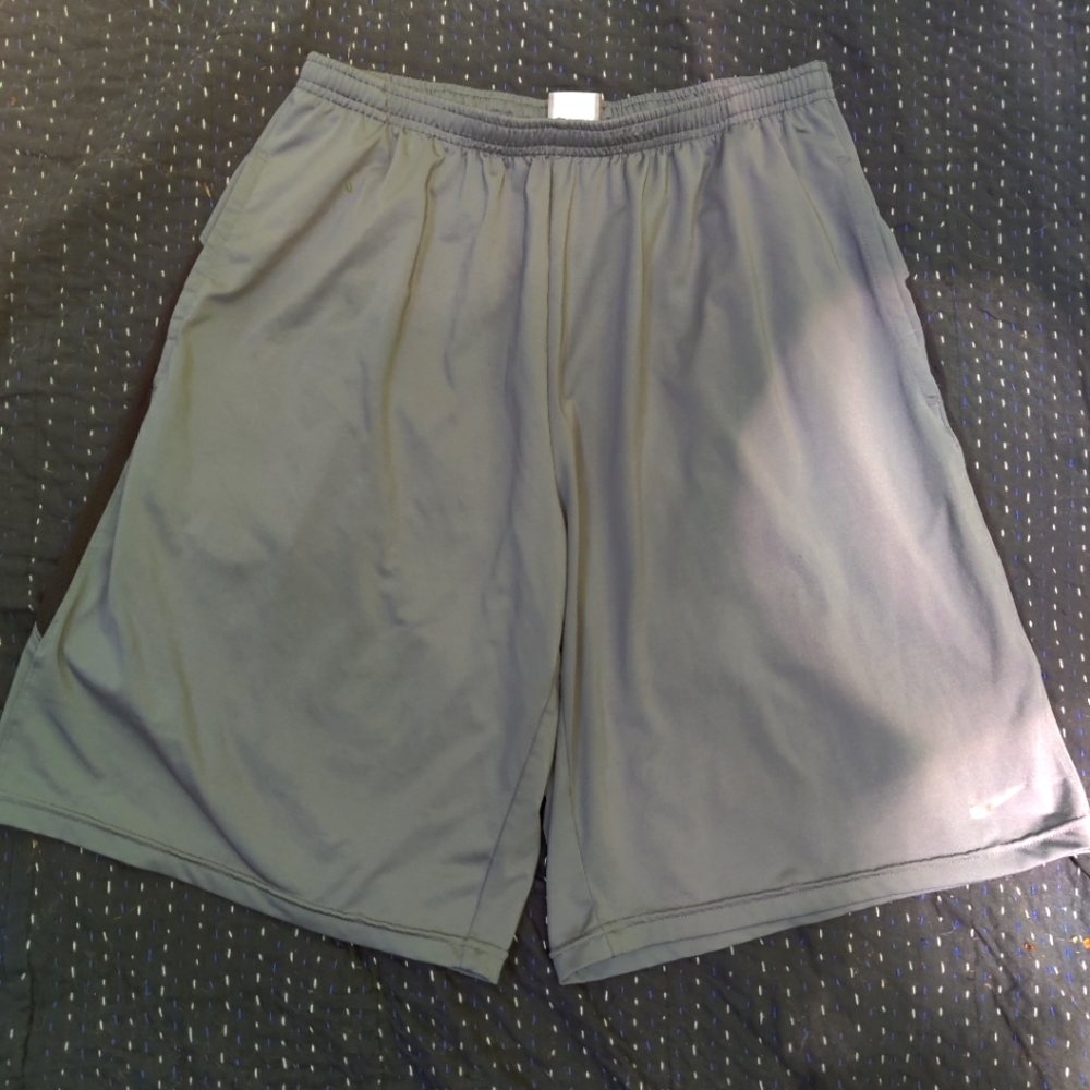 NIKE Men's basketball shorts gray and black silver swoosh size large